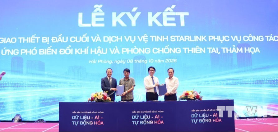 Đại diện lãnh đạo đặc khu Bạch Long Vỹ và đặc khu Cát Hải nhận thiết bị và dịch vụ vệ tinh Starlink phục vụ công tác ứng phó biến đổi khí hậu và phòng chống thiên tai, thảm họa. (Ảnh: Mạnh Minh/TTXVN)